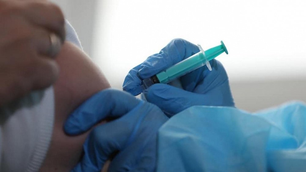 «Эта вакцина для меня спасительна»: южноуральские врачи рассказали о прививке от коронавируса