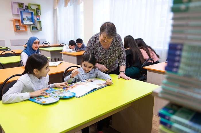 «В школах есть одна национальность — дети»: в Челябинске успешно реализуют проект по обучению русскому языку детей мигрантов
