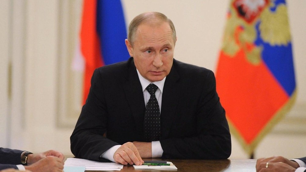 Путин призвал к особому порядку обслуживания в магазинах и аптеках