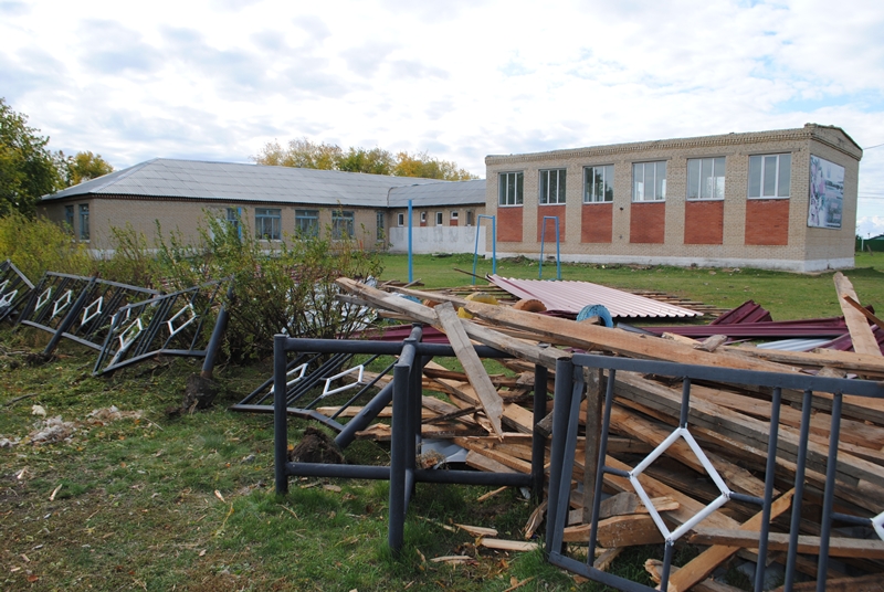 Последствия урагана: сорванные крыши, обломанные деревья