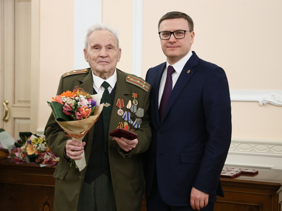 Алексей Текслер вручил ветеранам медали в честь 75-летия Победы