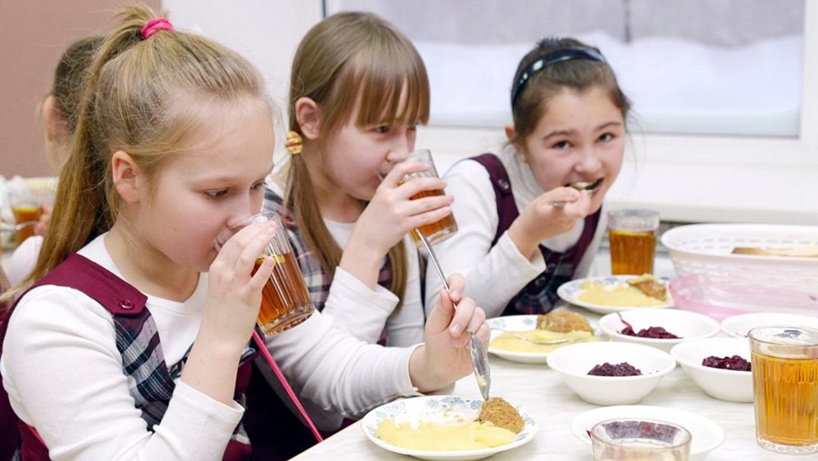 Уже в этом году бесплатное горячее питание появится во всех школах Челябинской области