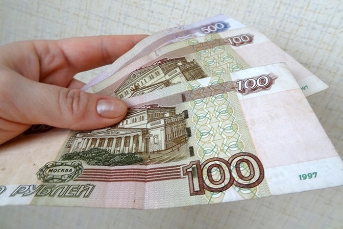 Пенсионеры уже получают выплаты по 700 рублей
