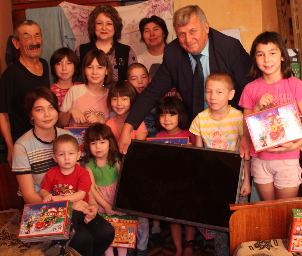 Глава района исполнил предновогоднее желание 7-летнего Тимура Дусанова