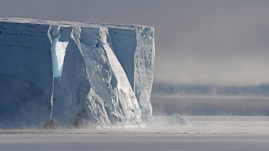 Айсберг весом 1 трлн тонн откололся от Антарктиды 