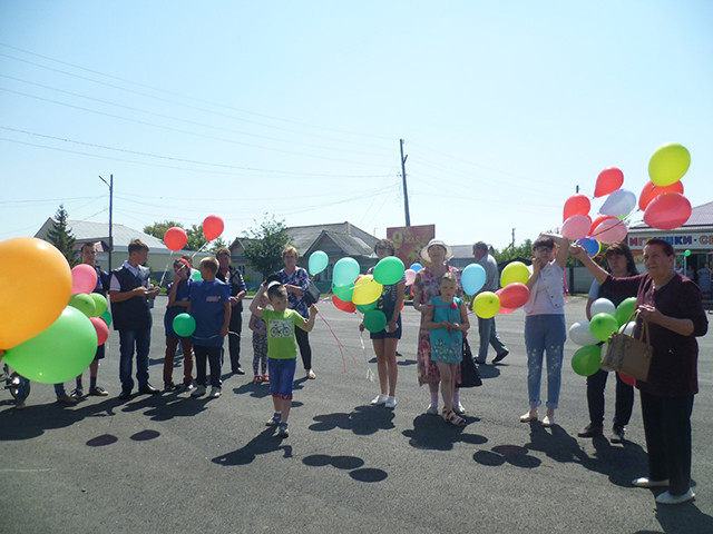  Октябрьцы выпустили в небо 100 шаров в знак скорби о погибших детях 