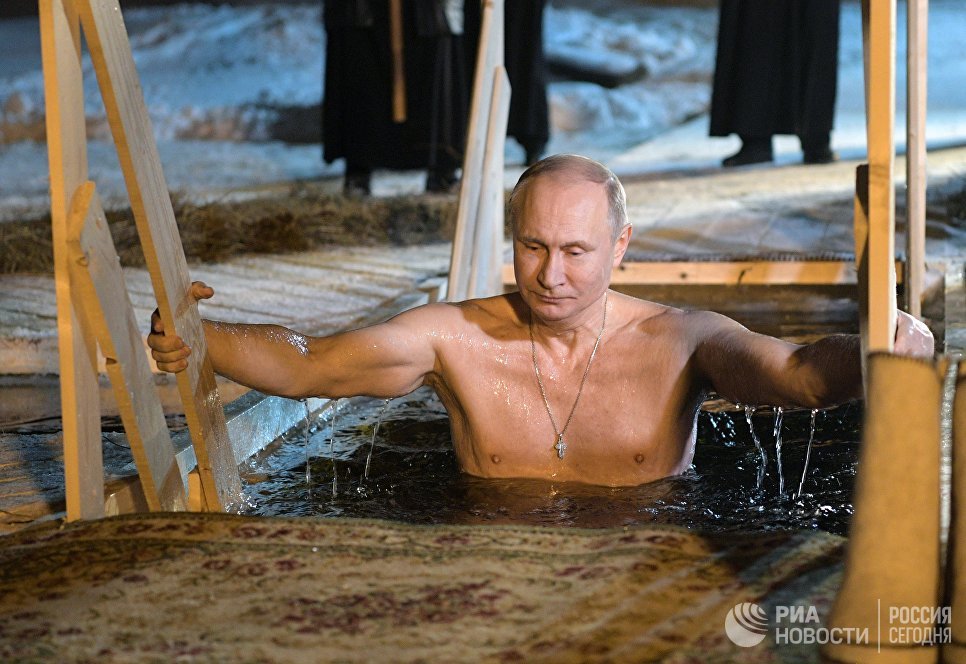 Владимир Путин  принял участие в крещенских купаниях, окунувшись в прорубь на Селигере