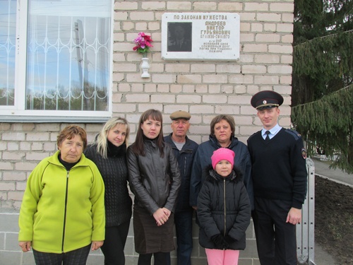 Сотрудники отдела  Октябрьского района провели субботник на мемориальном объекте
