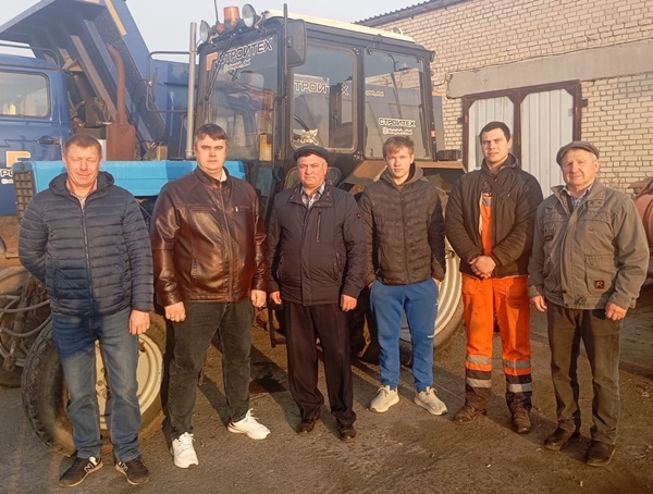 Дорожники в труде и летом, и зимой