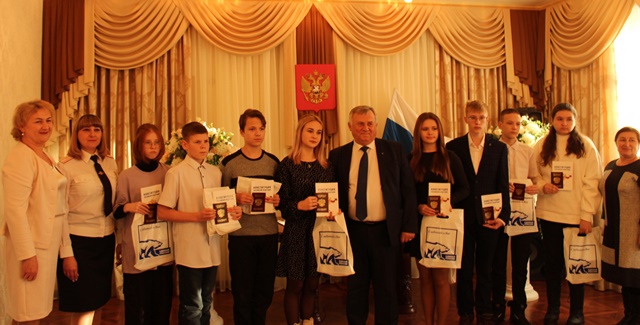 Юным жителям района торжественно вручили паспорта граждан России
