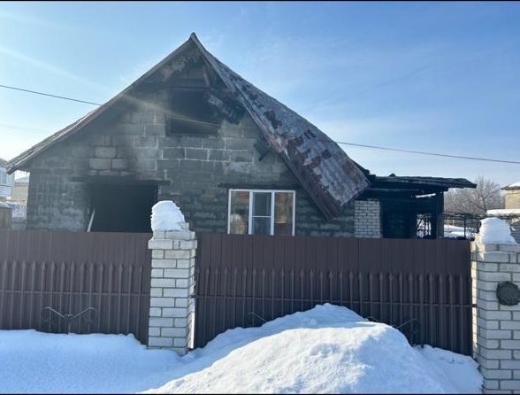 Из-за пожара в доме семья осталась без крова