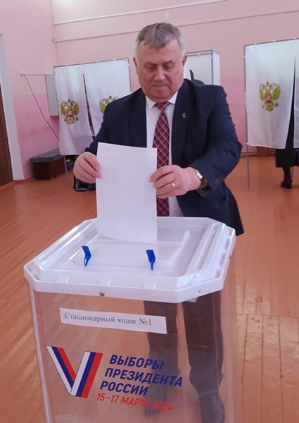 Глава Октябрьского района первым проголосовал за кандидата на пост президента России