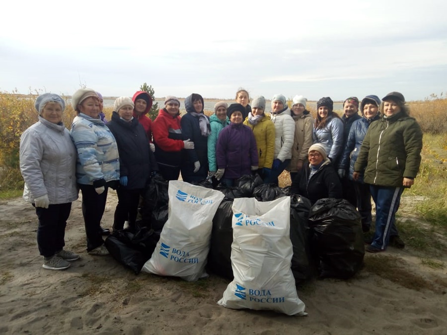 Соцработники очистили от мусора территорию озера «Караульное»