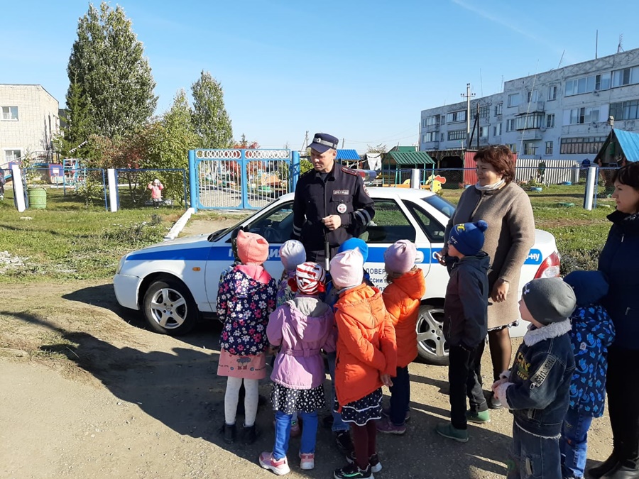 Полицейские Октябрьского района напомнили детям основные правила дорожной безопасности
