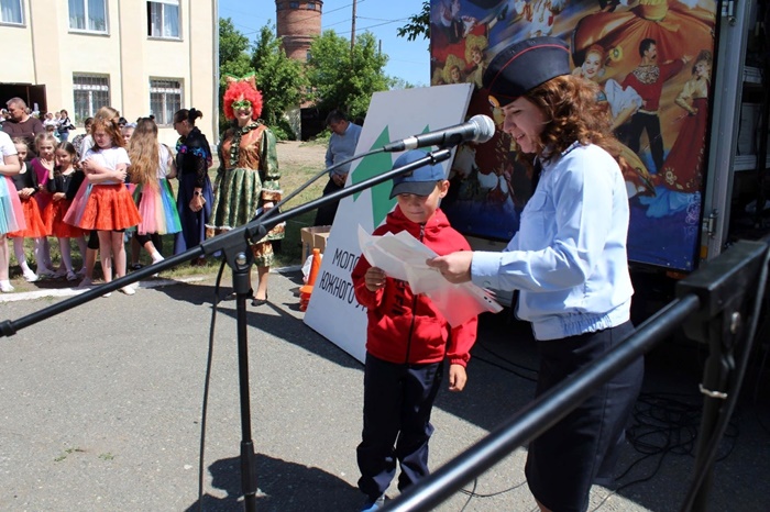 Сотрудники полиции Октябрьского района в День защиты детей наградили школьников за участие в творческих конкурсах