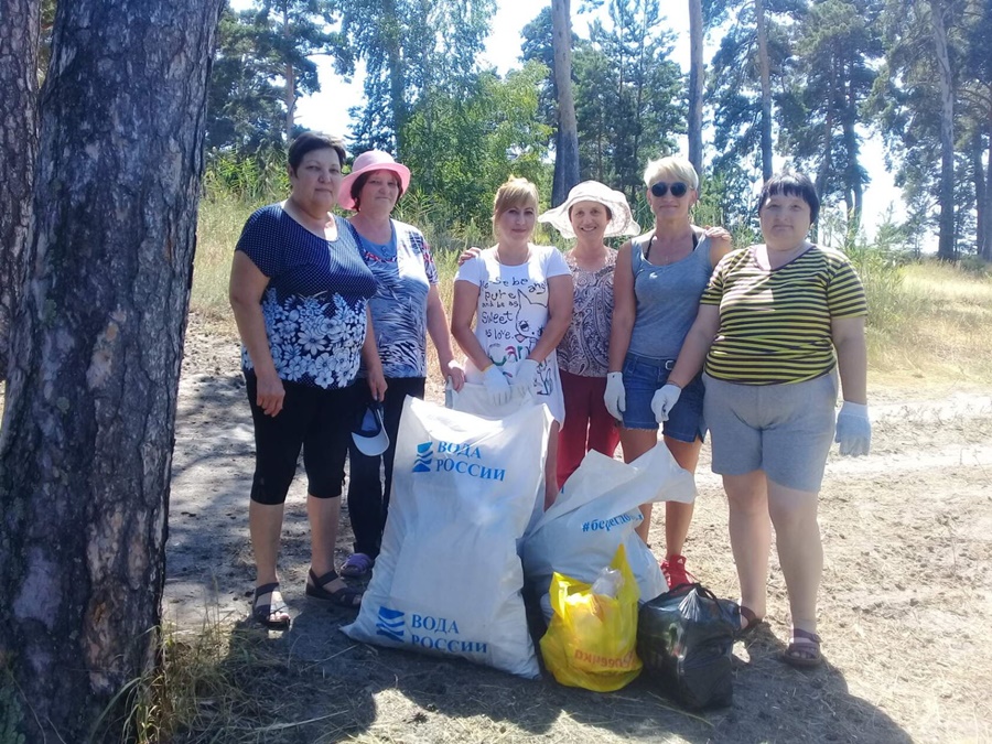 Волонтеры убрали берег озера Караульное