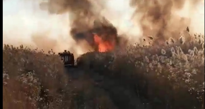 Пожарные отвели беду от жилых домов