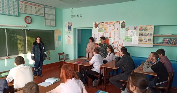 Полицейские Октябрьского района проводят в образовательных учреждениях уроки безопасности дорожного движения