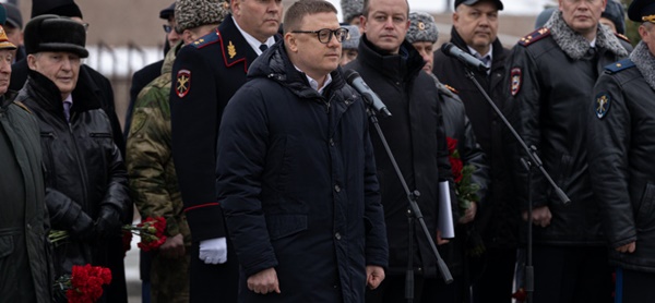 Алексей Текслер принял участие в церемонии возложения венков и цветов к мемориальному комплексу «Солдатам правопорядка»