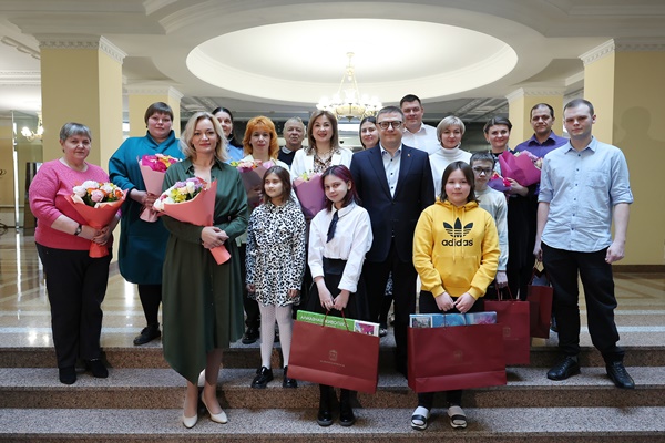 В Международный день борьбы с раком у детей губернатор Челябинской области Алексей Текслер встретился с семьями, которые столкнулись с таким заболеванием
