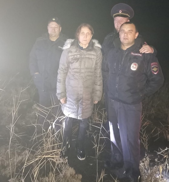 В Октябрьском районе полицейские спасли заблудившуюся в болотах женщину
