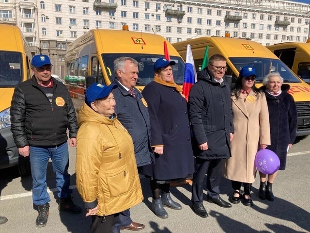 Алексей Текслер принял участие в передаче муниципалитетам новых школьных автобусов, передвижных фельдшерско-акушерских комплексов и автомобилей скорой медицинской помощи