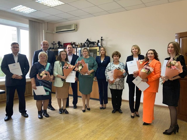 Десять работников образования региона награждены благодарственными письмами Госдумы России
