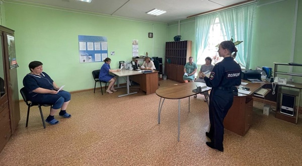 В рамках акции «Останови мошенника» полицейские Октябрьского района проводят беседы с трудовыми коллективами