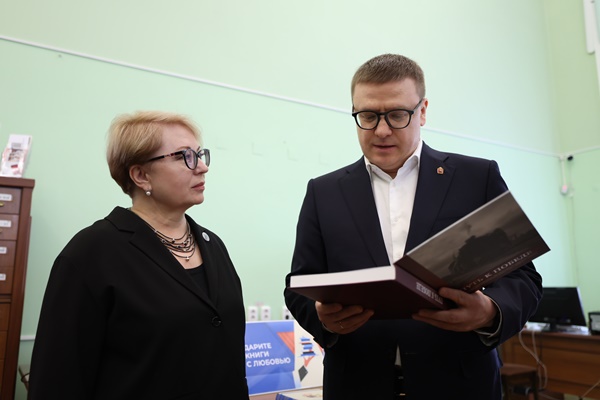 В Международный день дарения книг Алексей Текслер передал Публичной библиотеке книги из личной коллекции
