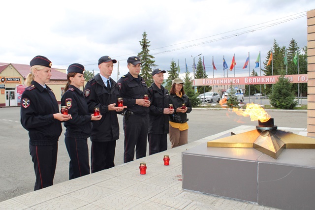 В Октябрьском районе сотрудники полиции приняли участие в общероссийской акции «Свеча памяти»