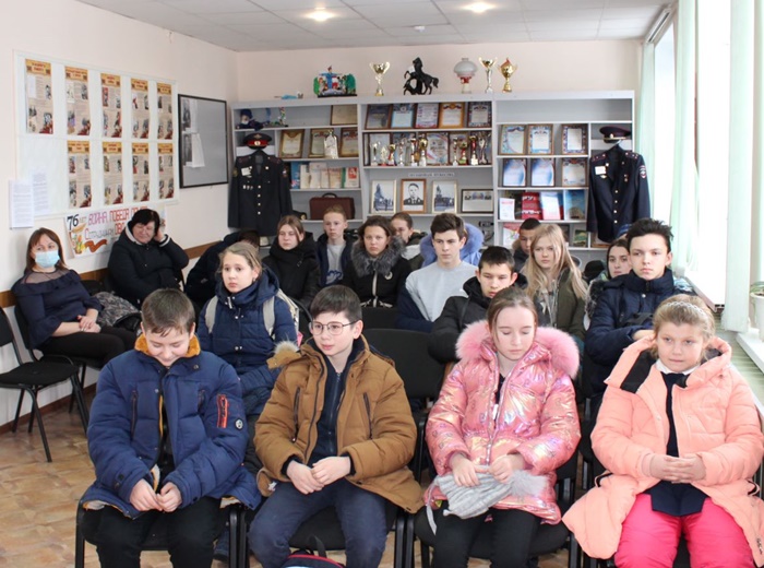В Октябрьском районе сотрудники полиции провели экскурсию в комнату истории ОМВД для школьников