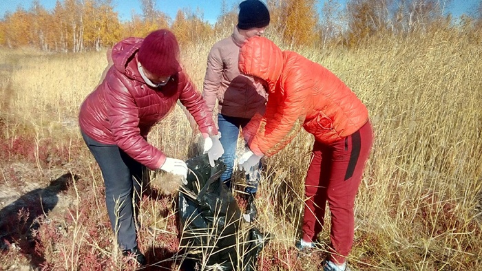 Волонтеры из УСЗН убрали берег озера Степановка
