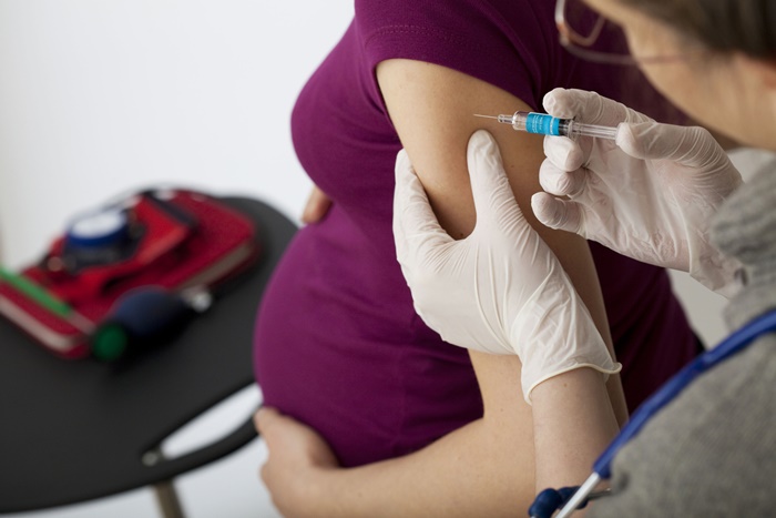 Обязательно для беременных: челябинские медики призывают будущих мам прививаться от коронавируса
