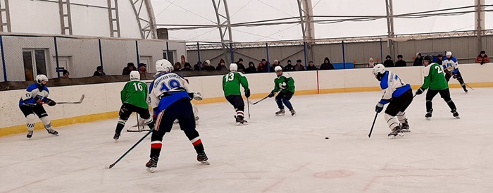Наши хоккеисты сыграли на «Уральской метелице»