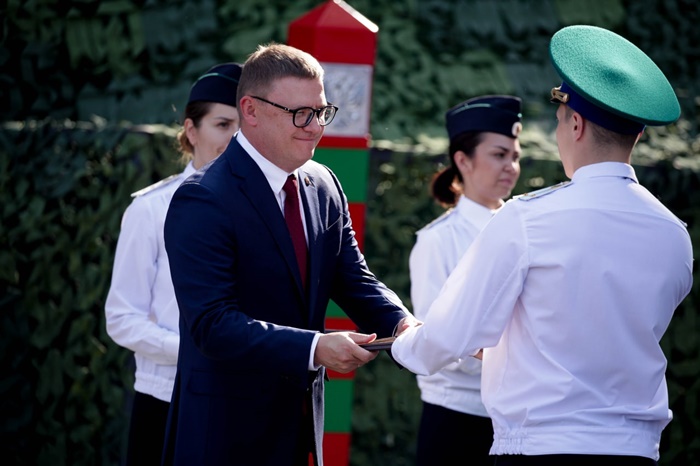 Алексей Текслер поздравил молодых офицеров-пограничников с началом службы в Челябинской области